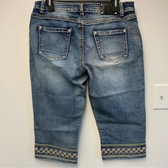 Light Jean Capris - Picture 5 of 8